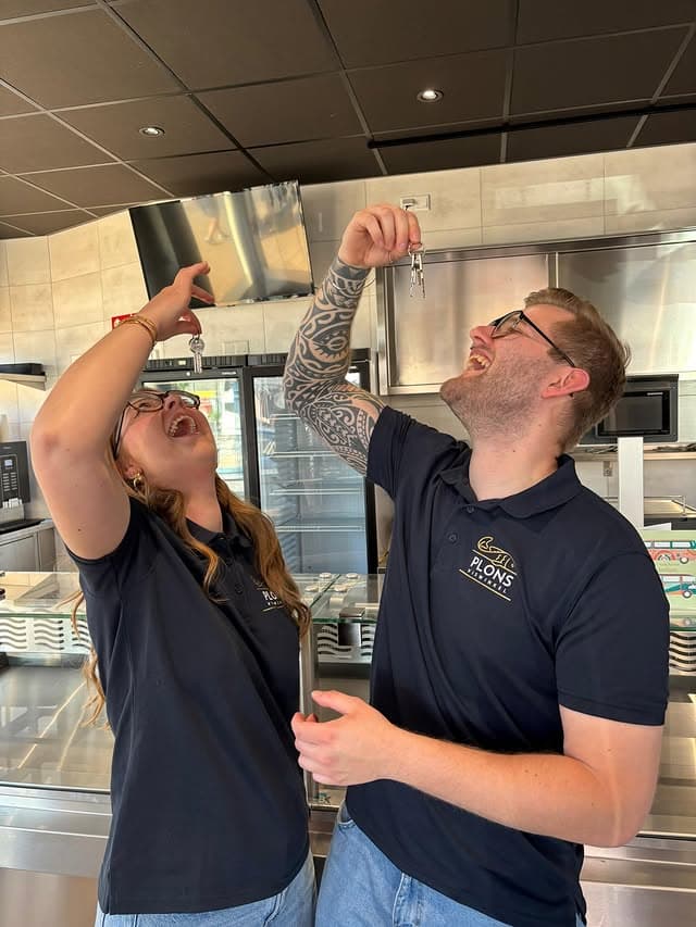 Koen en Marloes happen samen een haring in de winkel